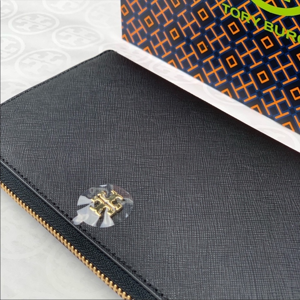 Tory Burch Emerson Leather Zip Around Wallet - Picture 4 of 8